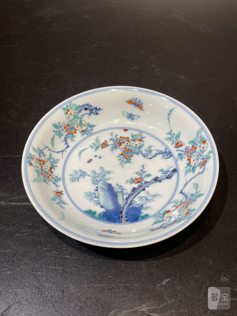 清康熙 斗彩蝶恋花瑞果纹盘 - 图2